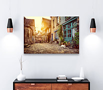 Stará ulica pri východe slnka